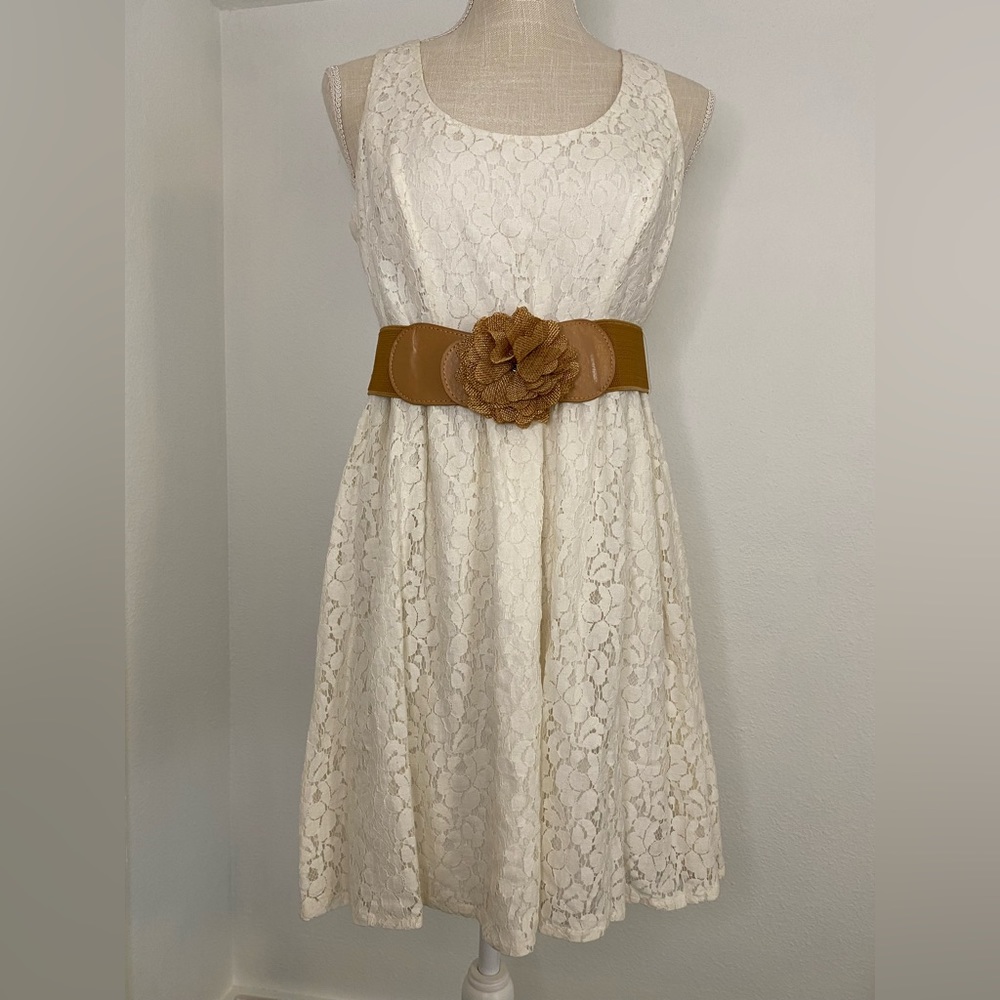 Sleeveless lace dress
